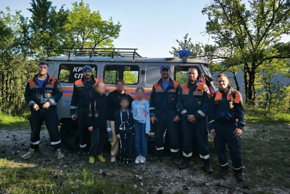 Спасатели обнаружили туристов на склоне выше водопада Оксек. Фото: МЧС Крыма