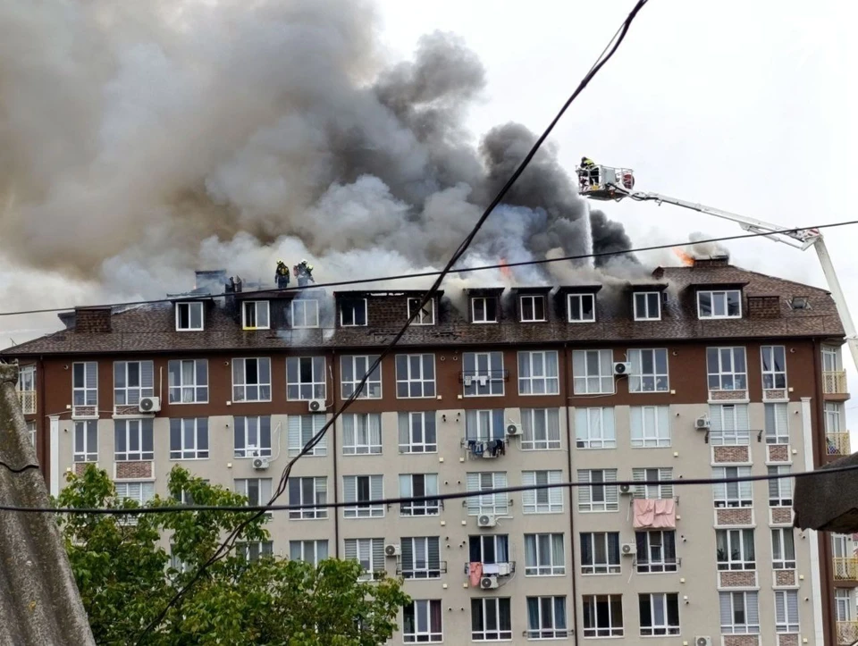 Пожарные 12 часов боролись с пожаром на мансарде. Фото: "КП"