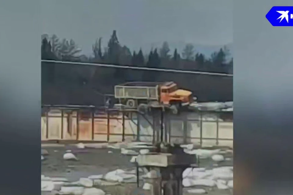 Появилось видео повисшего на мосту в Бурятии грузовика.