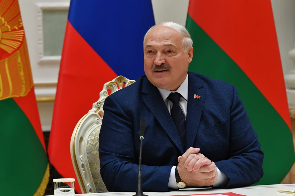 Президент Вьетнама То Лам подарил Лукашенко портрет из драгоценных камней