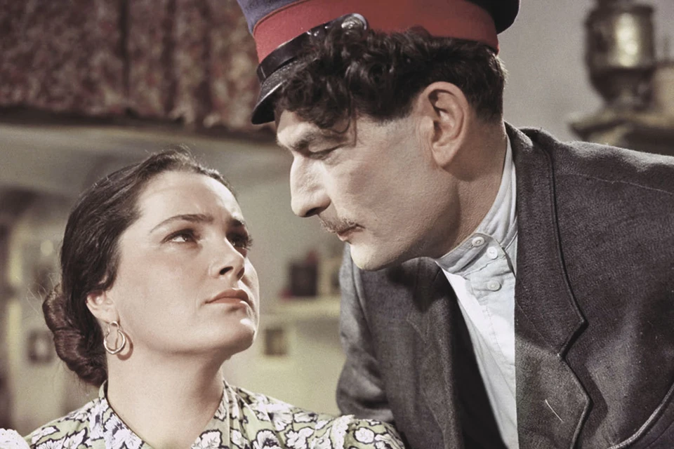 В фильме Сергея Герасимова «Тихий Дон» (1958) роль Аксиньи исполнила Элина Быстрицкая, роль Григория Мелехова - Петр Глебов. Фото: Кадр из фильма