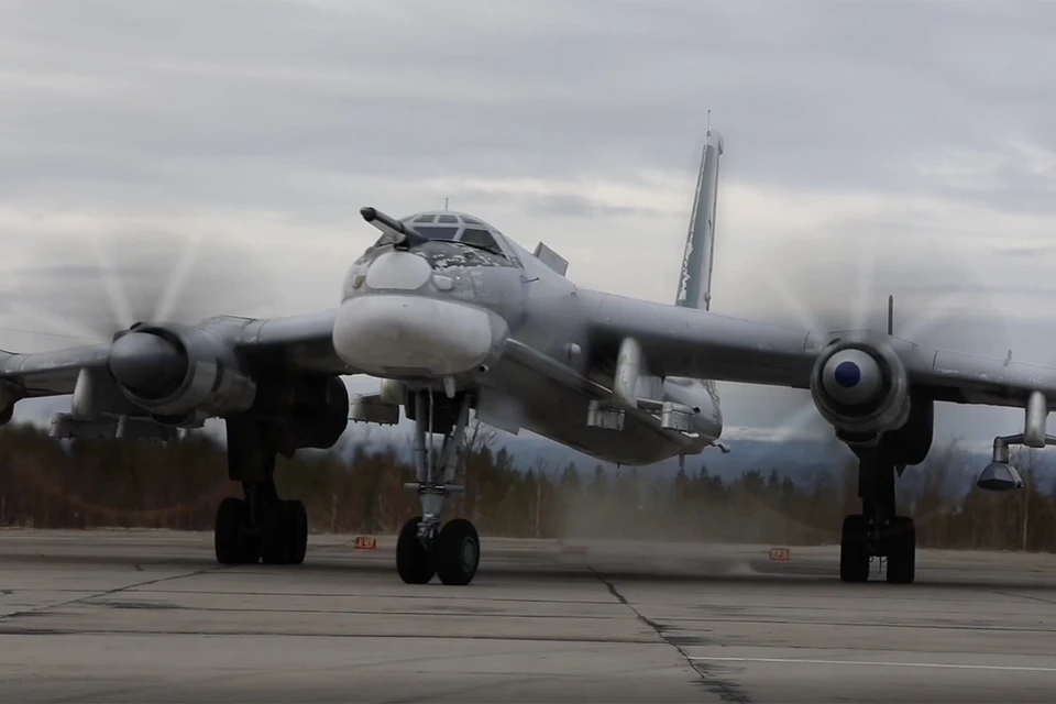 Дальняя авиация ВКС России выполнила плановый полет над нейтральными водами, где шли учения корабельной поисково-ударной группы Северного флота