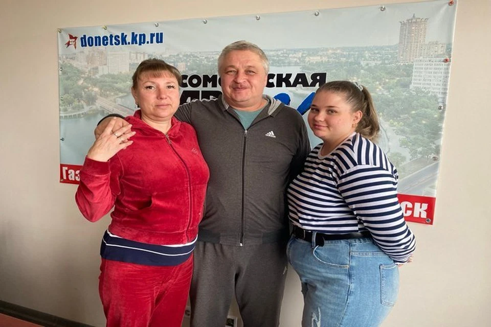 Лариса, Ильдар Такташовы и волонтер Ася Толмачева в редакции «Комсомолки»