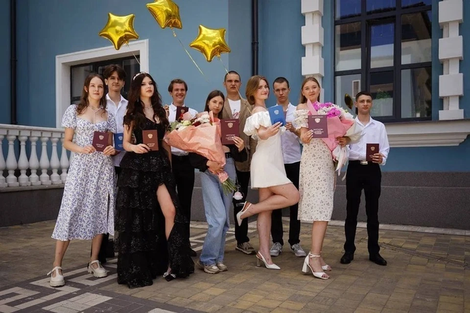 В скором времени запорожские выпускники получат свои медали, как и в 2024 году. Фото: тг-канал Евгения Балицкого