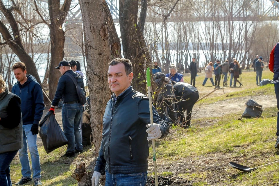 Максим Кудрявцев на апрельском субботнике на берегу Оби. Фото: мэрия Новосибирска