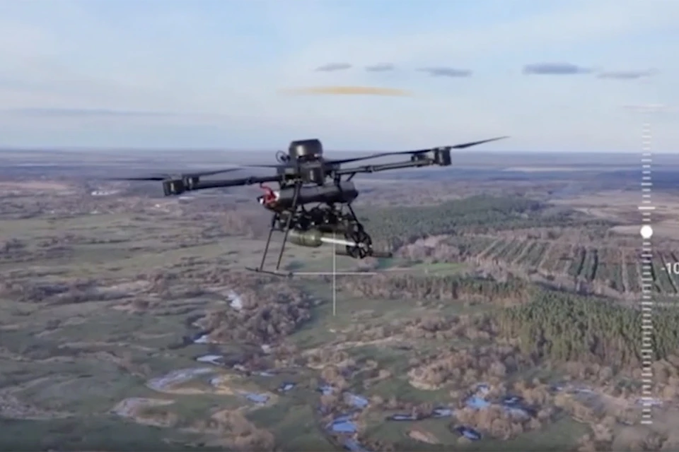 Минобороны России демонстрирует совместную боевую работу расчета FPV-дронов и артиллеристов 177-го отдельного гвардейского полка морской пехоты Каспийской флотилии в составе группировки войск «Север».