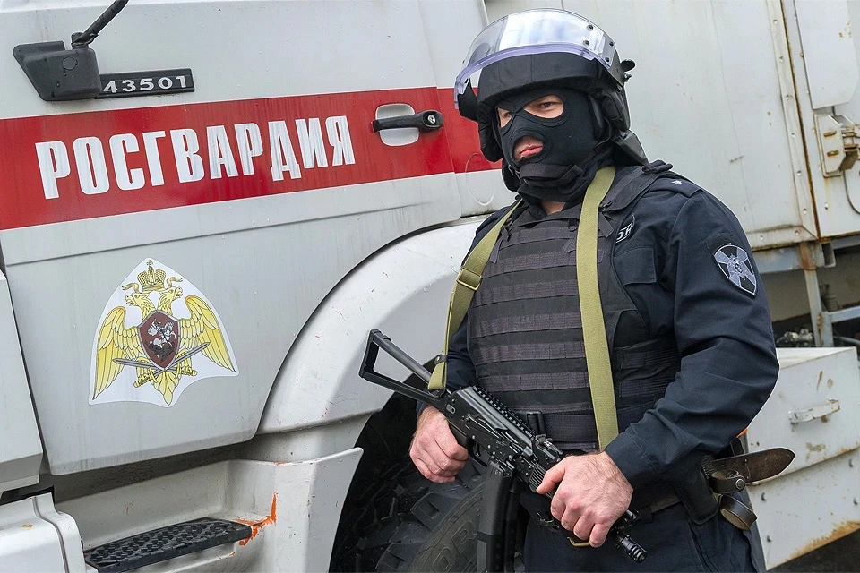 В Москве мужчина с бутылкой напал на посетителя МФЦ