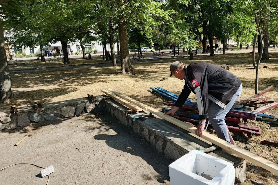 В Новой Каховке благоустраивают сквер на площади Сельских строителей Фото: администрация Новокаховского округа