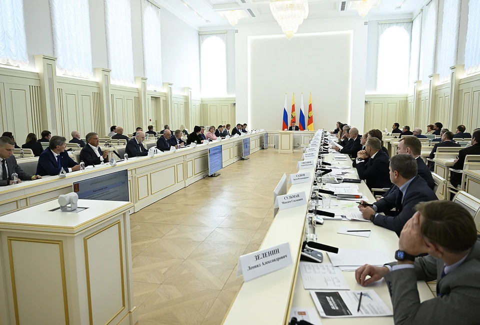 Заседание прошло в большом зале областного правительства.