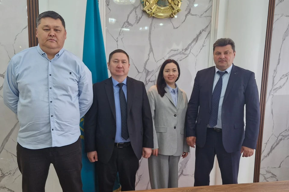 В Рудном Венера Загирова встретилась с акимом города Виктором Ионенко (крайний справа).