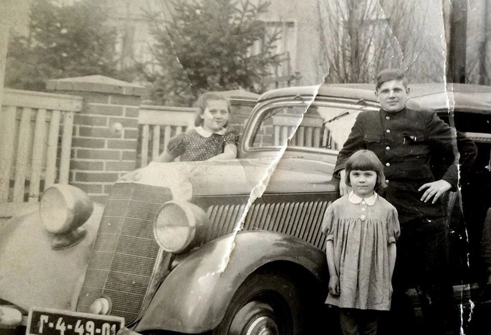 В Берлине после войны. 12-летняя Тамара Ефремова с младшей сестрой Лидой. Фото - архив семьи.