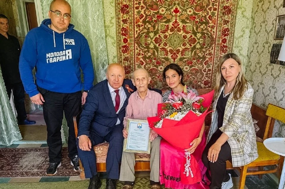 Ветерана, почетного гражданина городского округа Мариуполь Степана Васильевича Волошина поздравили со 106-летием. Фото: ТГ/Моргун