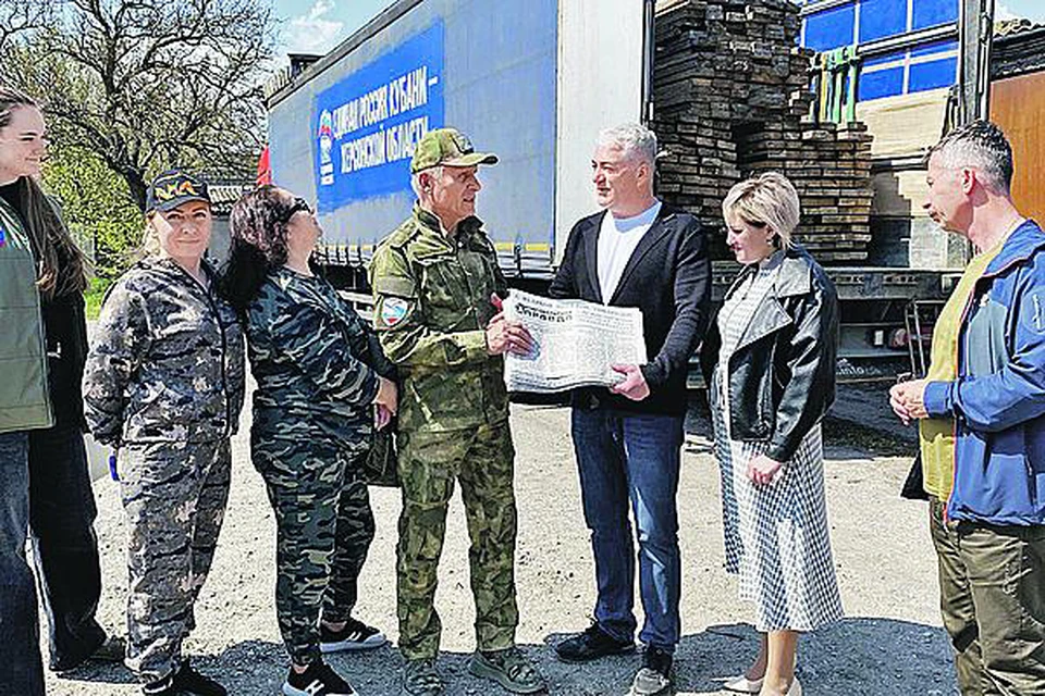 Среди гуманитарного груза - репринт победного выпуска «Комсомолки».