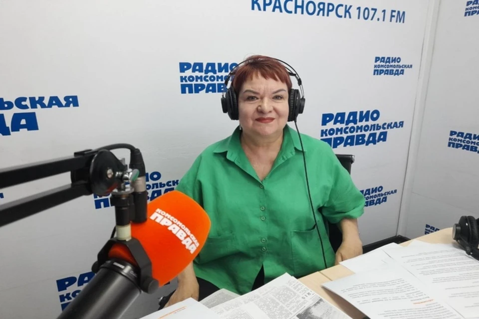 Гостья студии, библиотекарь Галина Живаева, рассказала о найденных в "Комсомолке" за 1960 год пророчествах, которые сбылись в наше время. Фото: Радио "КП" в Красноярске