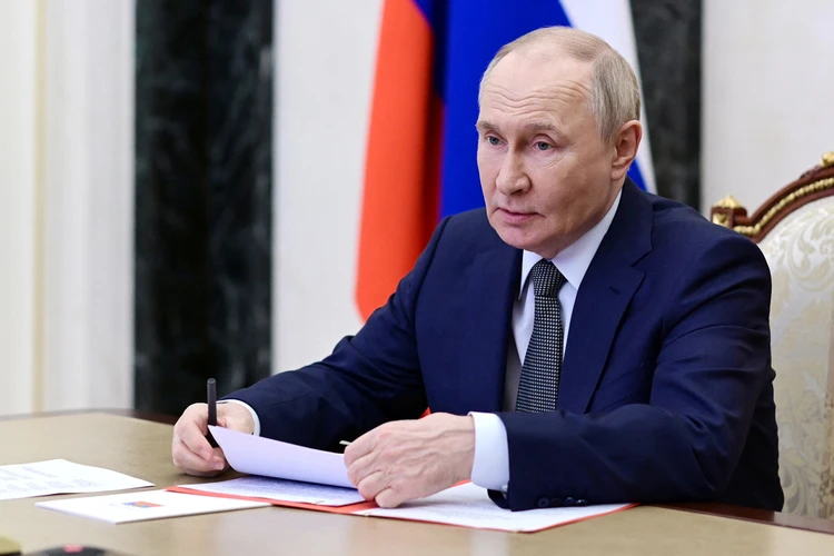 Расширение льготной ипотеки и новые стандарты ремонта домов: Владимир Путин дал важные поручения