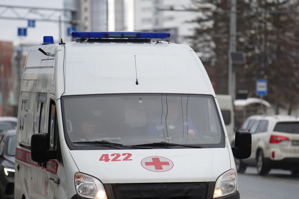 У пострадавшего заподозрили черепно-мозговую травму, сотрясение головного мозга и перелом костей запястья.