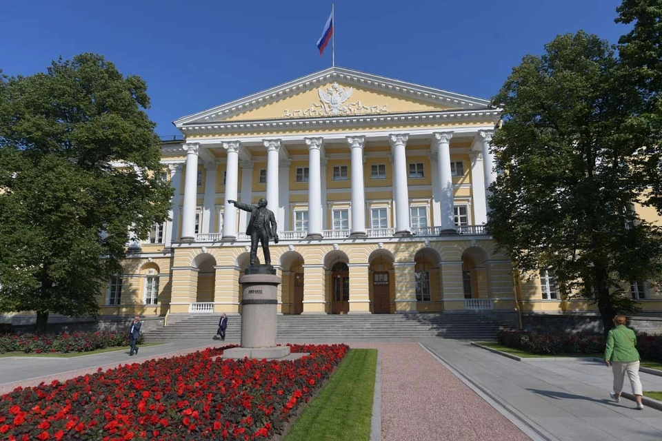О решениях стало известно во время рабочего совещания в Смольном.