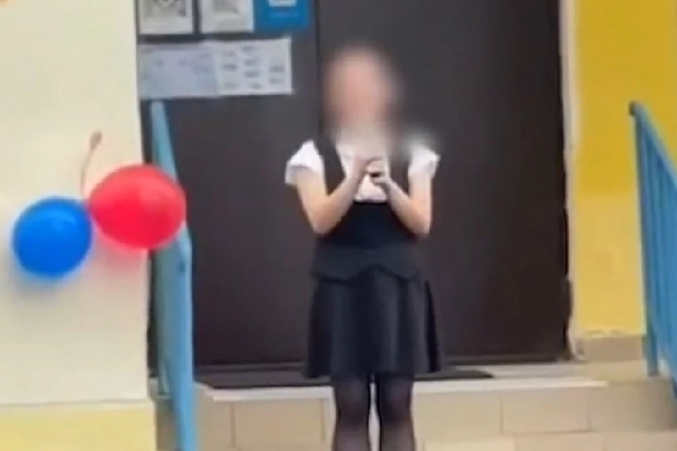 Во время ее выступления администрация отключила микрофон, но девочка все равно продолжала говорить.