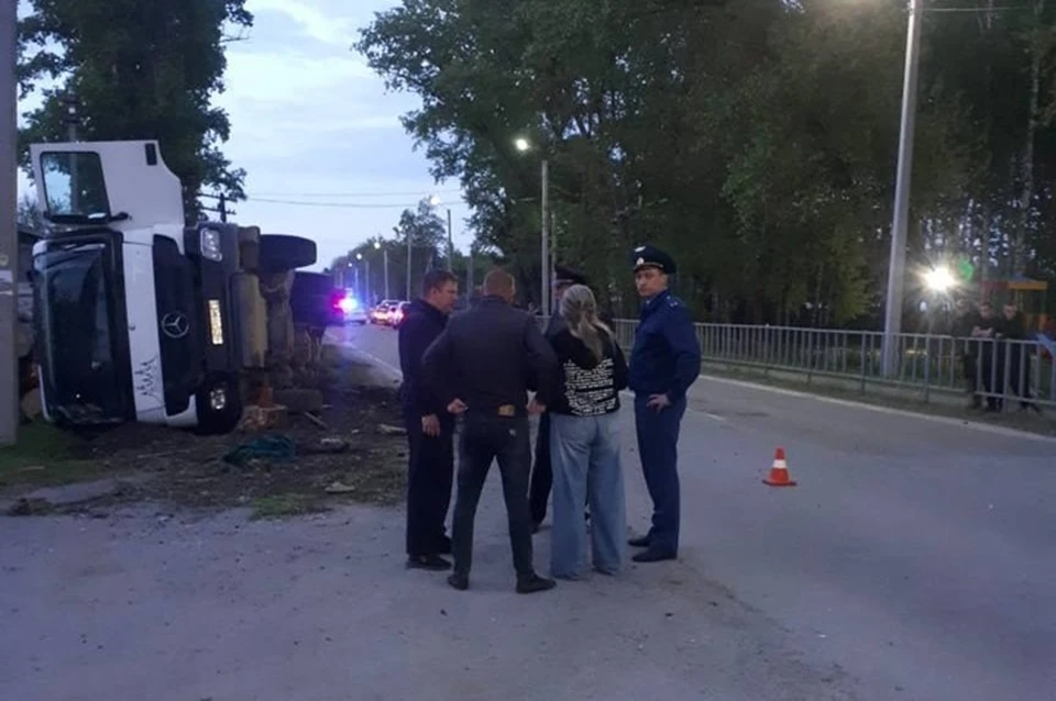 Дети шли по обочине, где нет пешеходной дорожки
