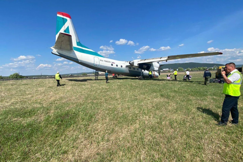 В Киренске аэропорт начал работать после происшествия с АН-24. Фото: Восточно-Сибирская транспортная прокуратура.
