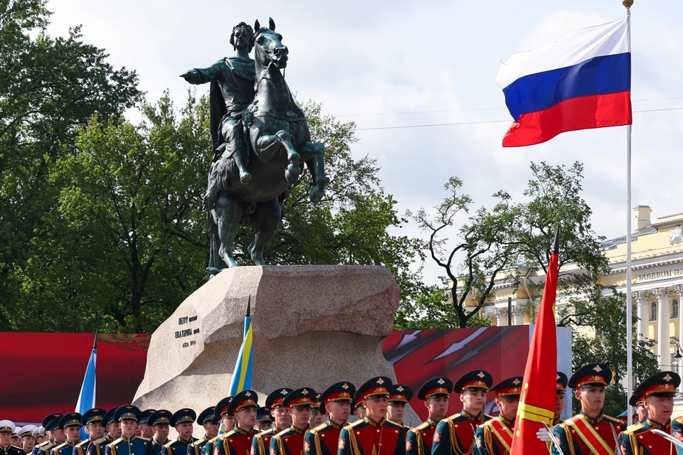 В колонне также прошли судьи Конституционного суда, военные, сенаторы и депутаты.