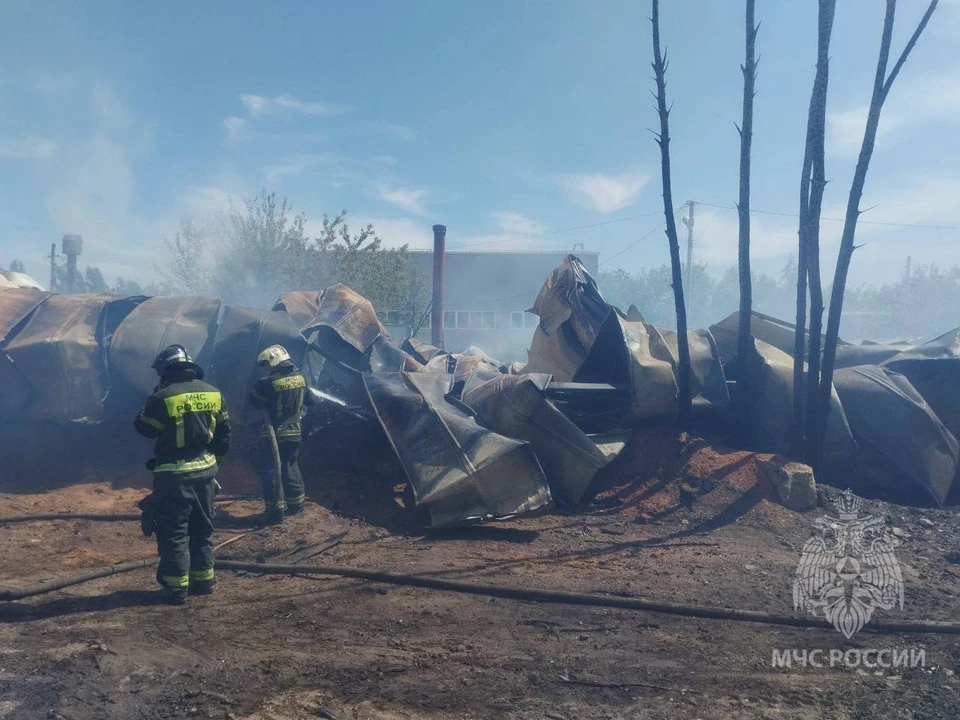 К этому часу пожар ликвидировали, угрозы распространения огня нет.