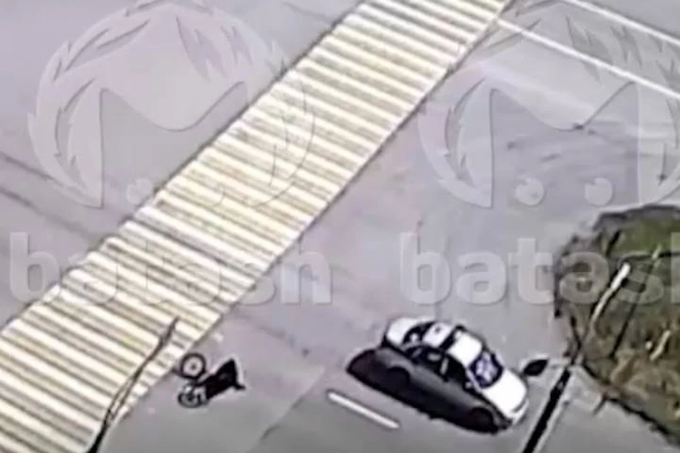 Мальчик на велосипеде переезжал через дорогу. Фото: скриншот с видео телеграм-канала Mash.