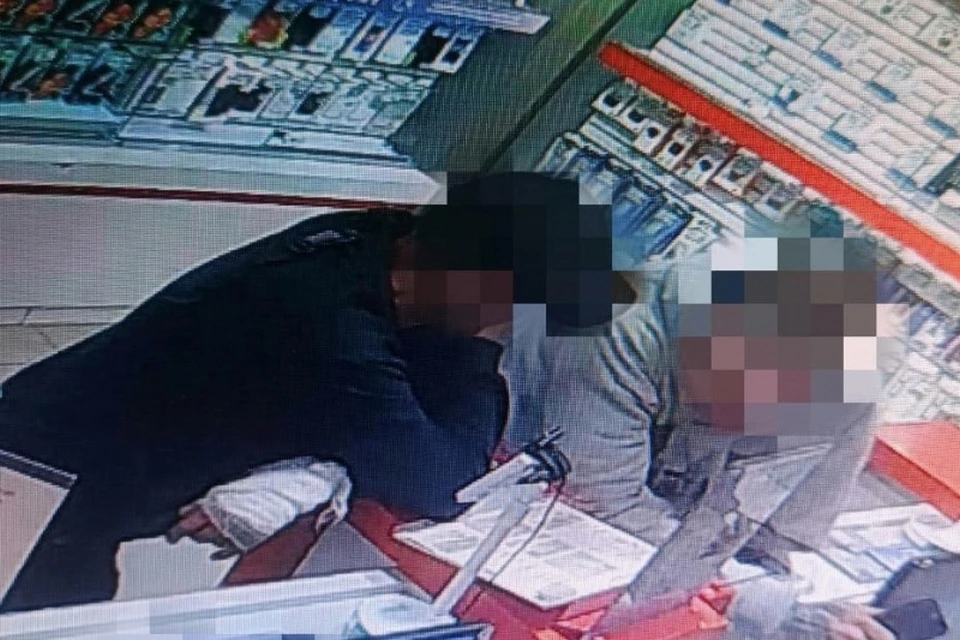 Двоих мужчин задержали за ограбление салона сотовой связи в Новосибирске. Фото: ГУ МВД России по Новосибирской области