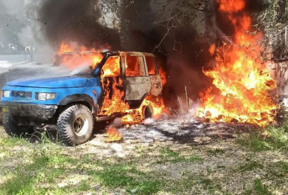 В Ульяновске из-за детской шалости с поджиганием тополиного пуха сгорела машина | ФОТО: ГУ МЧС России по Ульяновской области