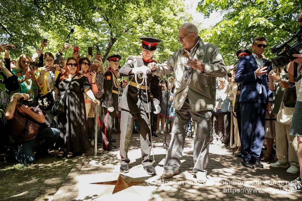 В Ульяновске на Аллее звезд открыли именную табличку Никиты Михалкова | ФОТО: Правительство Ульяновской области