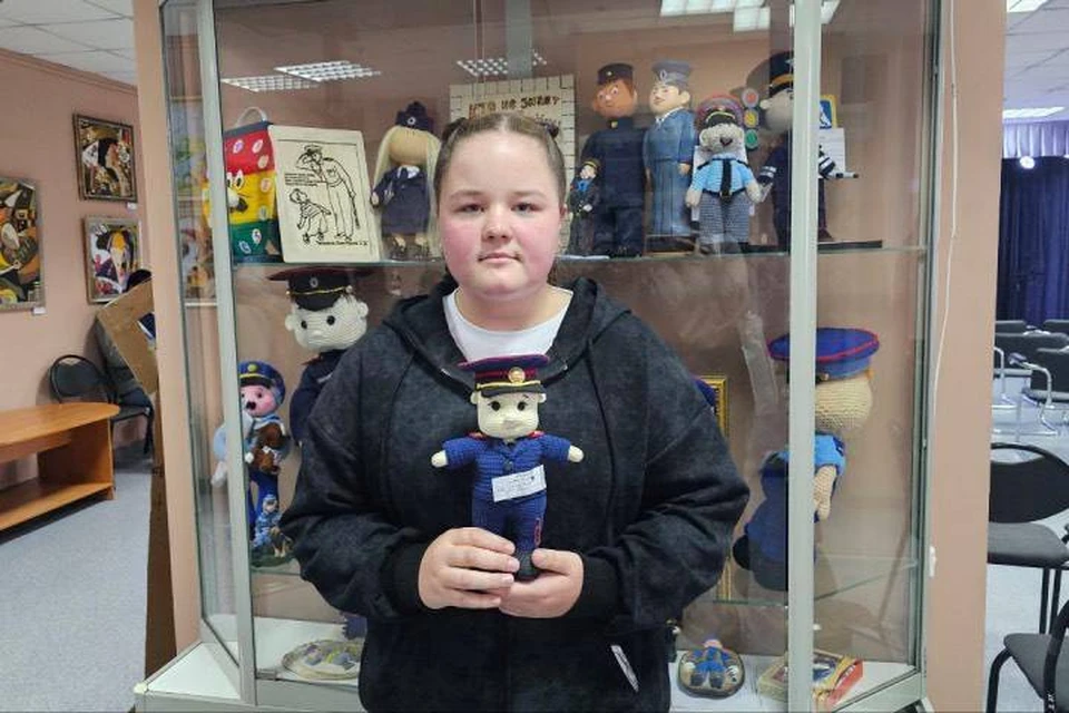 13-летняя Анастасия Московая из Нижнеудинска связала крючком фигурку следователя.