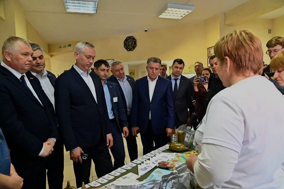Депутаты Заксобрания поблагодарили жителей Доволенского района за помощь бойцам. Фото: Заксобрание Новосибирской области