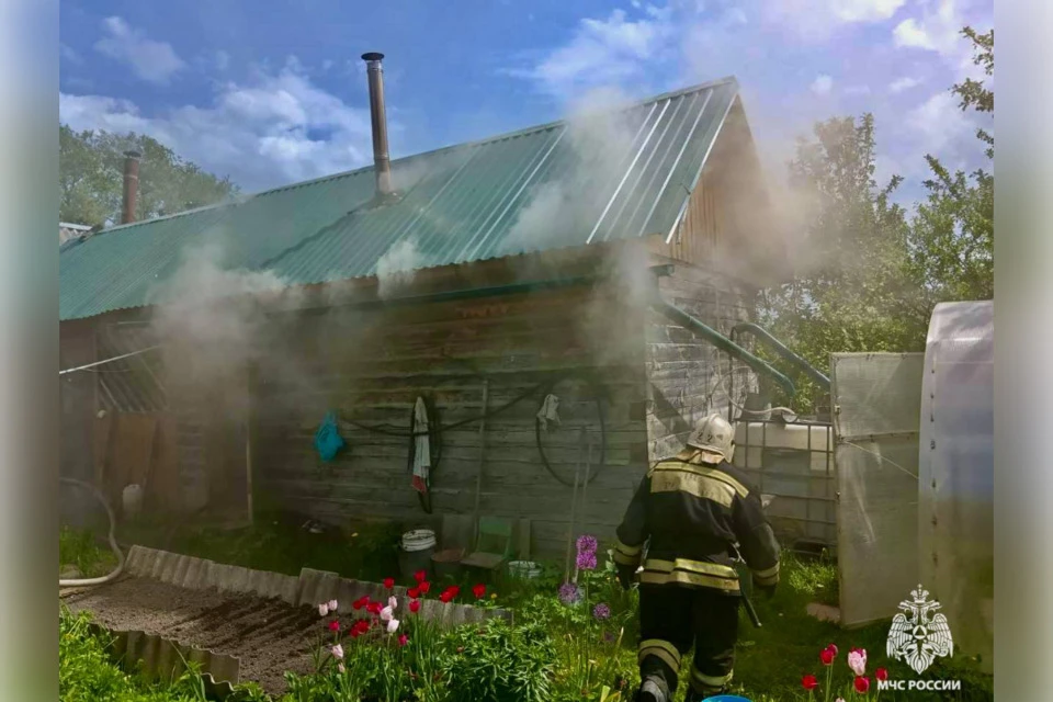 Пожарные Бежецка на месте происшествия. Фото: МЧС Тверской области.