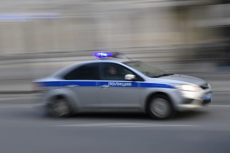 Женщина влезла в квартиру пенсионерки в Магадане и унесла шубу и инструмент