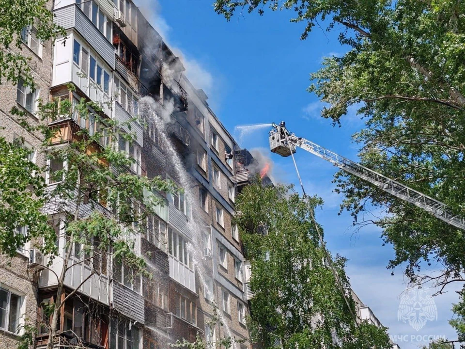 Пожар охватил несколько этажей в жилом доме на улице Пермякова