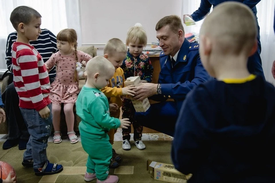 Юрий Немкин поздравил детей с наступающим праздником. Фото: пресс-службы прокуратуры СК.