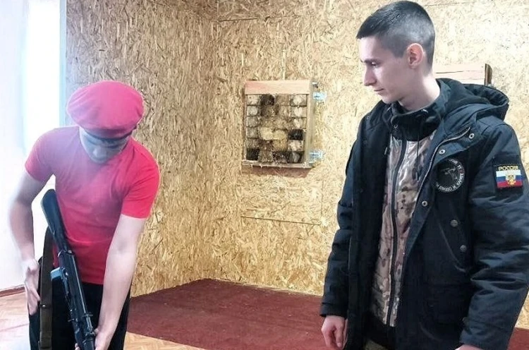 Воспитать молодежь патриотами: ветеран СВО из Крыма учит школьников азам боевой подготовки