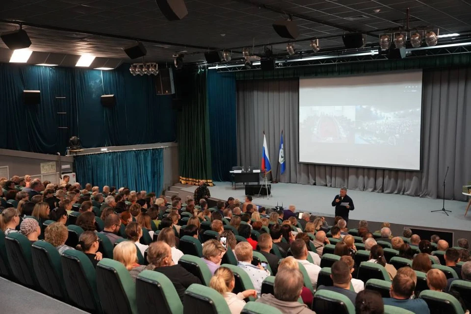Участники встречи задавали губернатору вопросы о ремонте и строительстве дорог, доступности авиабилетов, об обеспечении качественной медицинской помощью и ремонте образовательных учреждений.