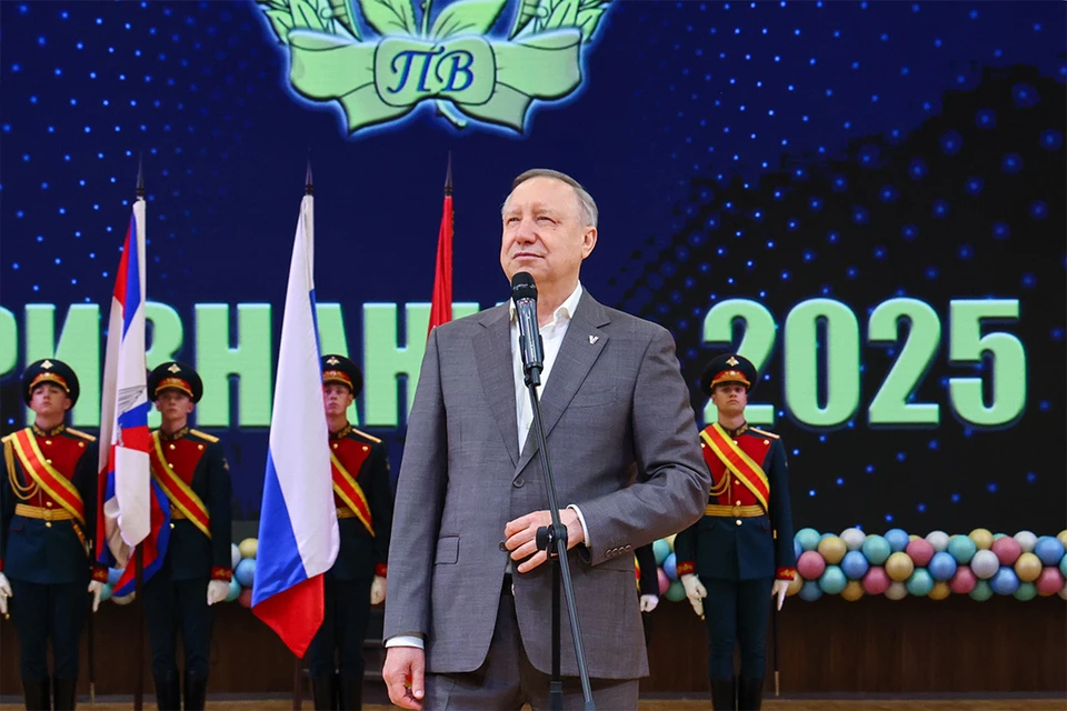 Александр Беглов поздравил воспитаниц пансиона Минобороны. Фото: Смольный
