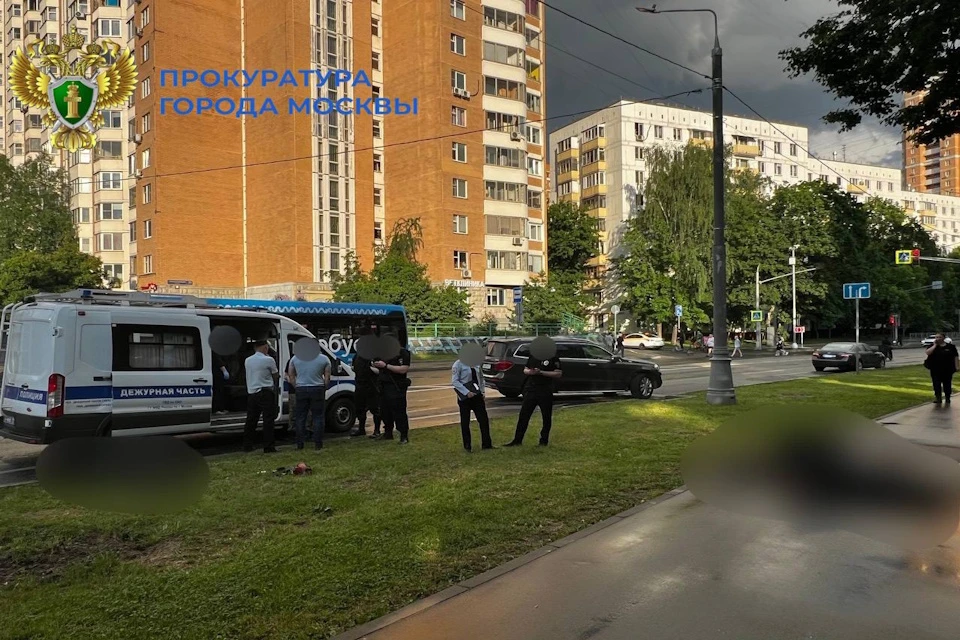 В Москве молодой человек ударил ножом девушку и покончил с собой