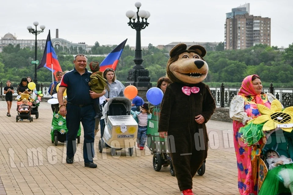 В Донецке в честь Дня защиты детей провели акцию «Парад колясок». Фото: ТГ/Кулемзин