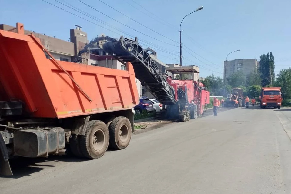 Сотрудники управления благоустройства приступили к фрезерованию старого покрытия.