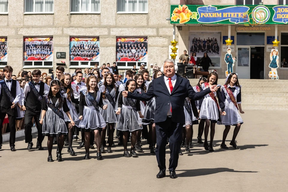 Директор станцевал вместе с выпускниками трендовый танец. Фото: Диана Гадельшина