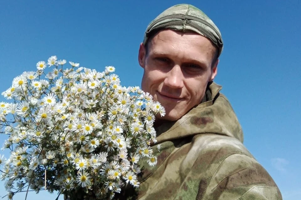 Александр часто присылал матери фотографии с цветами.