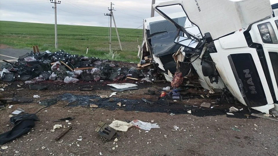 Водитель грузовика попал в больницу.