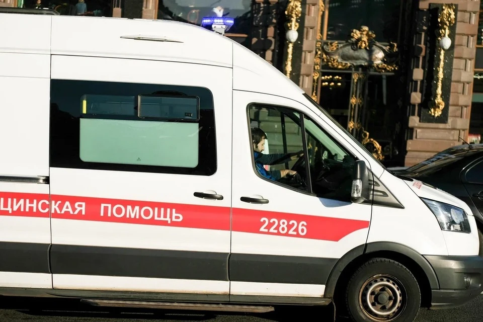 Девушку с травмами различной степени тяжести увезли в больницу после ДТП с мусоровозом в Новосибирске.