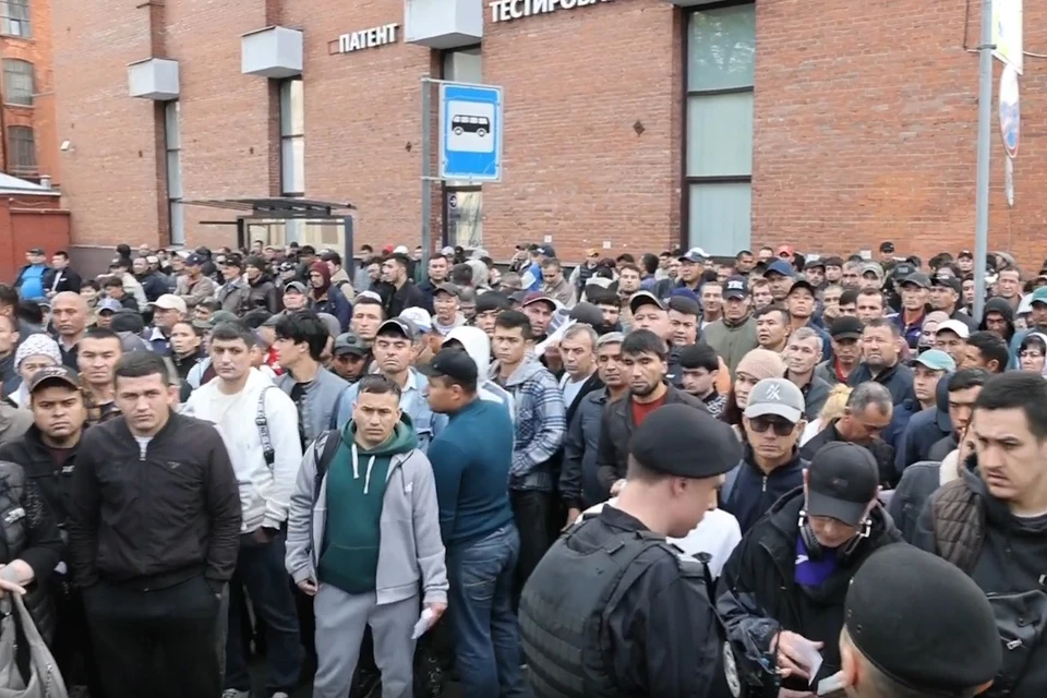 Полиция проверила около пяти тысяч мигрантов в ходе рейдов на стройплощадках. Фото: ГУ МВД России по СПб и ЛО