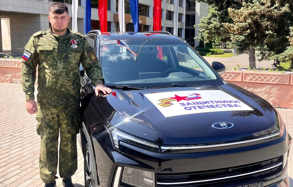 Ульяновцу-участнику СВО вручили ключи от авто «Москвич-3» с ручным управлением | ФОТО: телеграм-канал Защитники Отечества | Ульяновская область