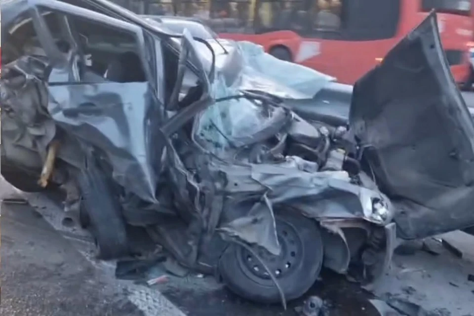 Жизнь мальчика, ехавшего в этой машине спасло лишь то, что он в момент аварии находился в детском удерживающем устройстве. Фото: ГИБДД Казани