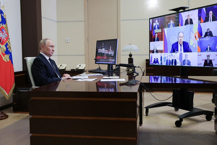 Владимир Путин: Киевский режим перерождается в террористическую организацию. О чем с ними говорить?